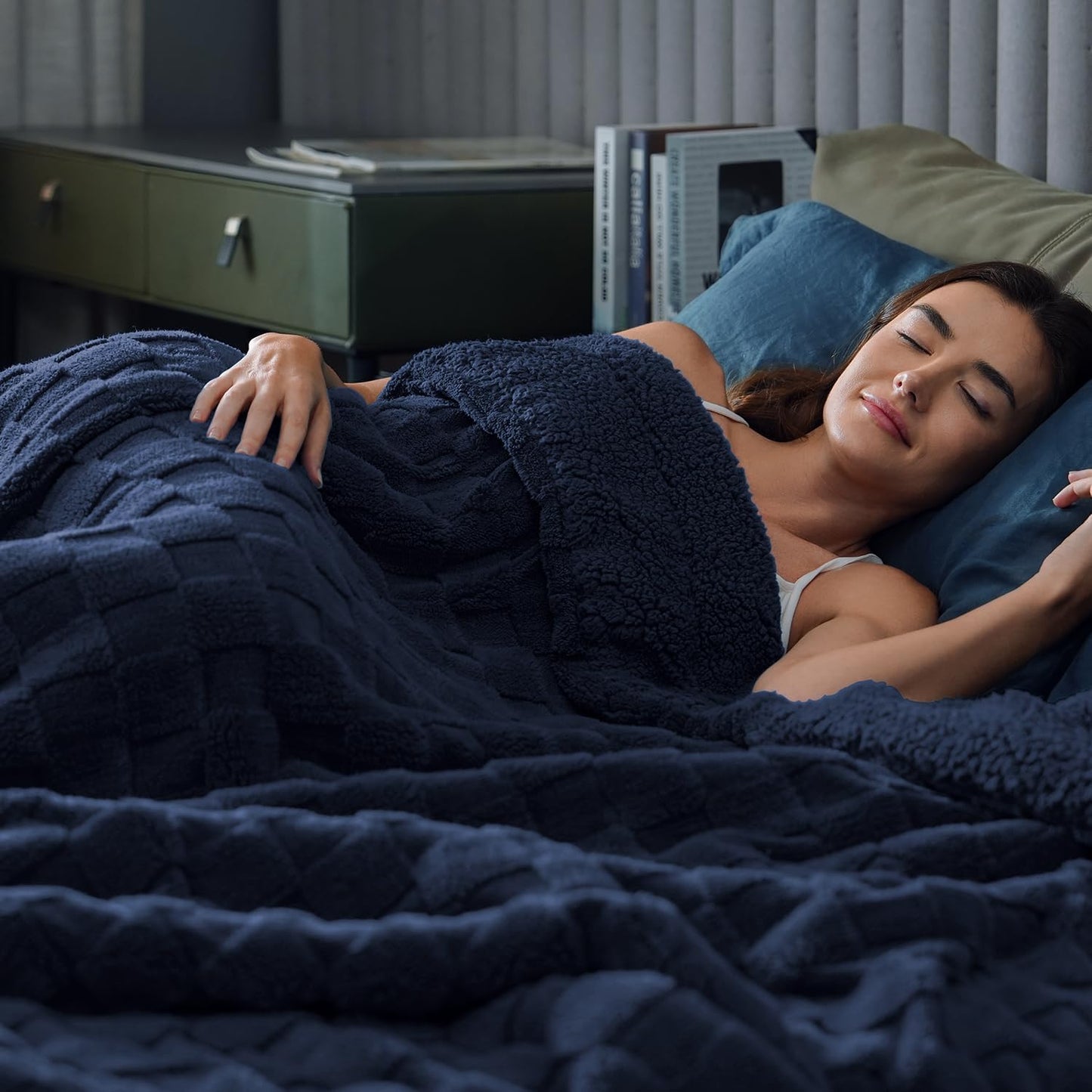 Pawque Super Soft Cozy Throw Blanket for Couch Bed - Fluffy Sherpa Fleece Reversible Thick Warm Fuzzy Blanket for All-Season, 3D Checkered Jacquard Elegant Decorative Blankets, Navy Blue, 50" x 60"