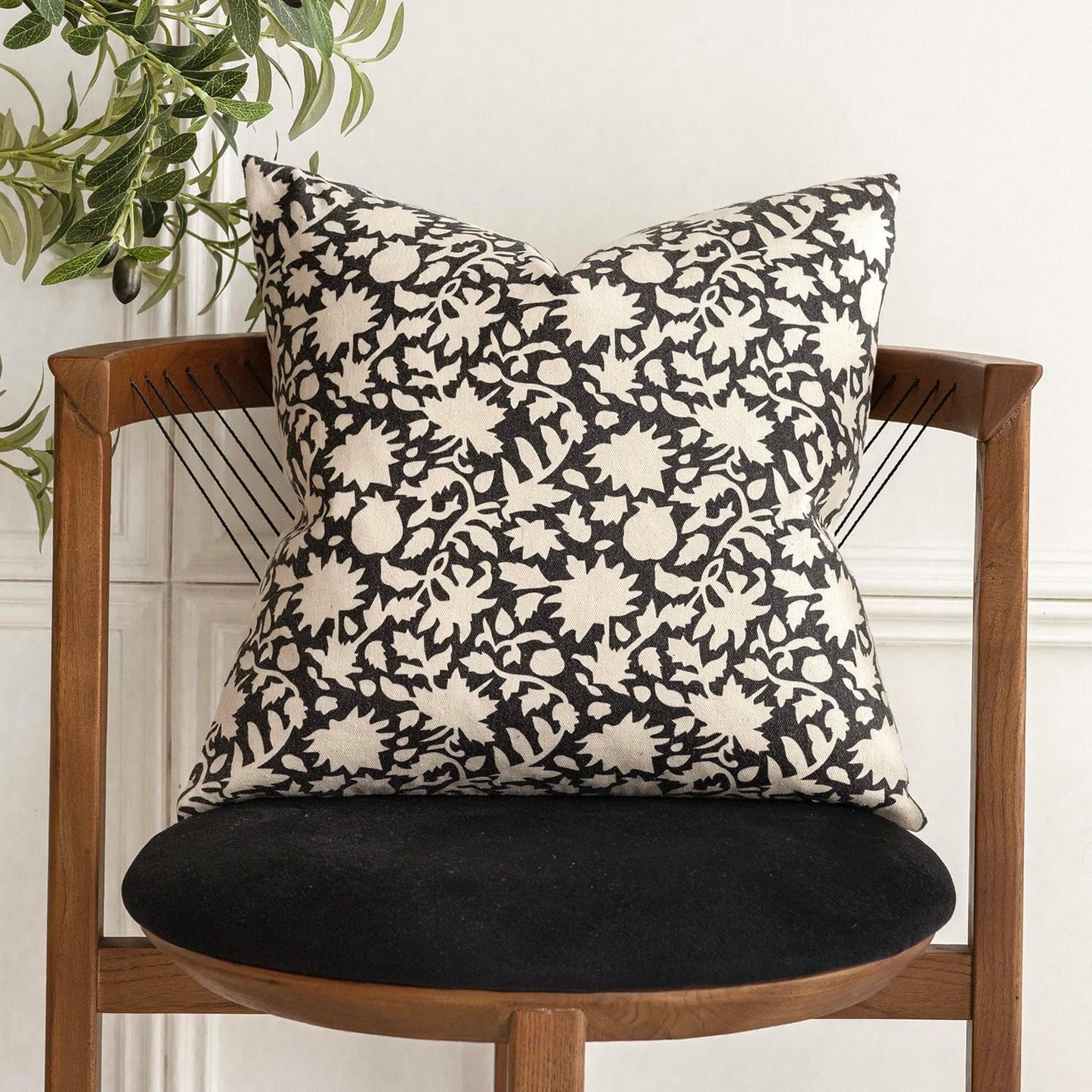 Foindtower Set of 2 Decorative Neutral Floral Throw Pillow Covers Accent Farmhouse Cushion Covers Boho Vintage Pillowcase for Couch Sofa Bedroom Living Room Home Decor Outdoor22×22 Inch,Black