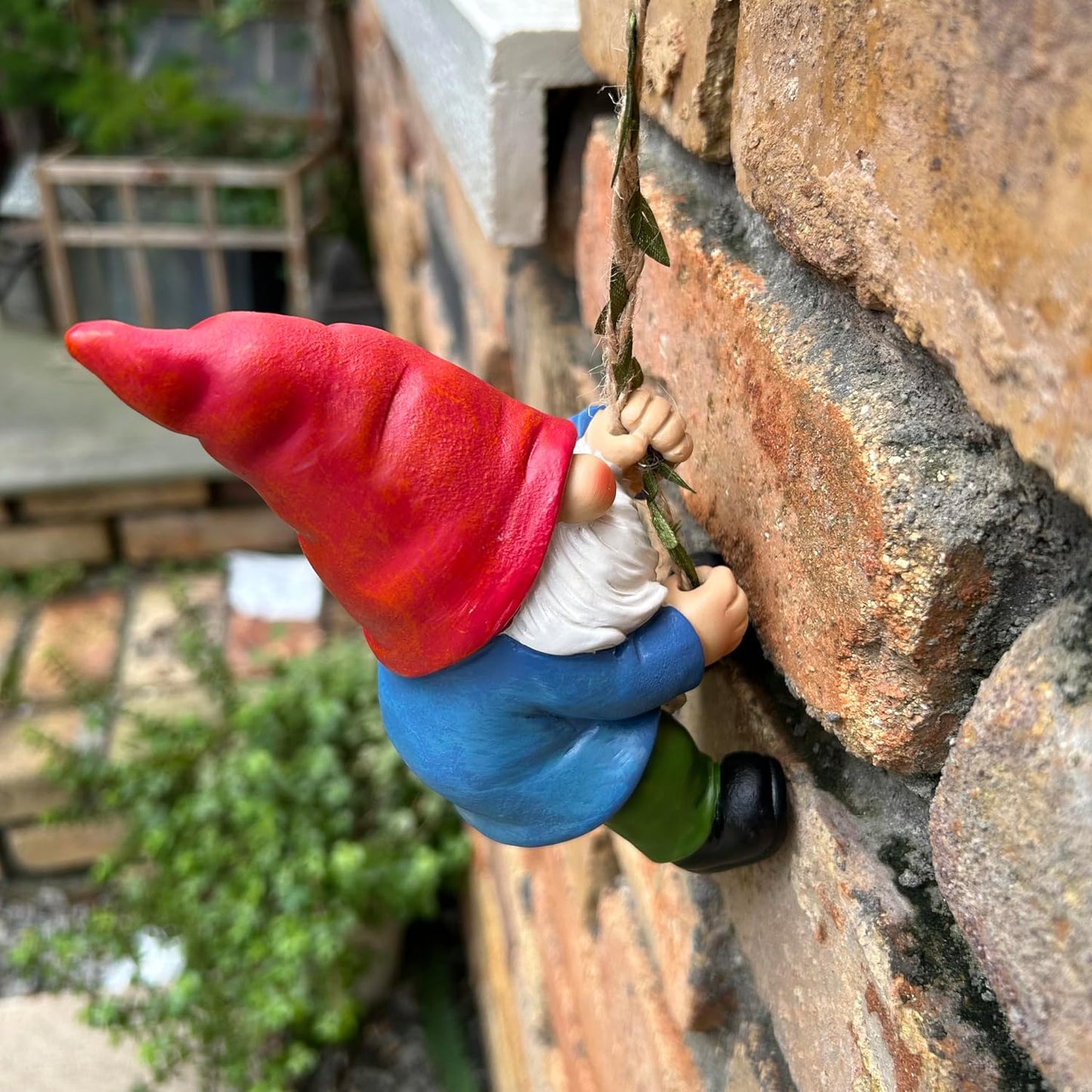Hanging Gnome Statue Decoration, Climbing Gnomes Figurine Ornament for Indoor Outdoor Home Garden Decor
